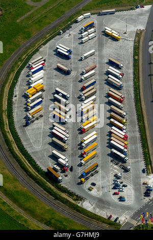 Luftaufnahme, IKEA Logistik center Ellingshausen mit LKW-Parkplatz, just-in-Time-Logistik, LKW-Anhänger, warten, Fischgrat Stockfoto