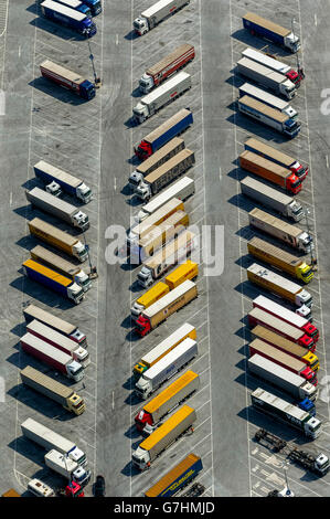 Luftaufnahme, IKEA Logistik center Ellingshausen mit LKW-Parkplatz, just-in-Time-Logistik, LKW-Anhänger, warten, Fischgrat Stockfoto