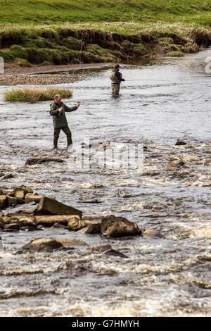 Angeln auf schottischen Fluss Stockfoto