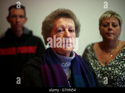 Margaret Campbell, deren Mann 1973 von Loyalisten getötet wurde, zusammen mit ihrer Tochter Donna Patrick-Campbell und ihrem Sohn Patrick Campbell in ihren Anwaltskanzleien in Belfast. Stockfoto