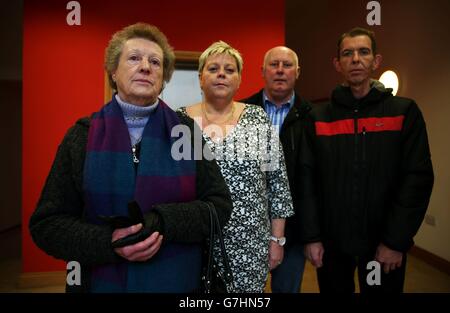 Margaret Campbell, deren Ehemann 1973 von Loyalisten erschossen wurde, mit ihrer Tochter Donna Patrick-Campbell, Schwiegersohn Patrick Barry und Sohn Patrick Campbell (rechts) in ihren Anwaltskanzleien in Belfast. Stockfoto