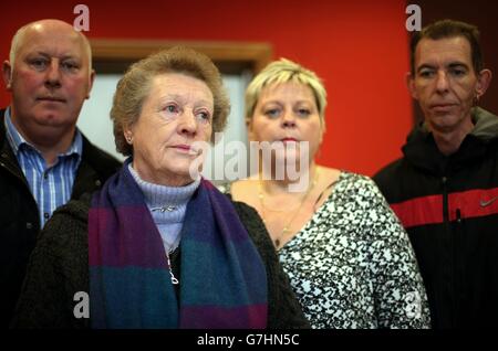 Margaret Campbell, deren Ehemann 1973 von Loyalisten erschossen wurde, mit ihrer Tochter Donna Patrick-Campbell, Schwiegersohn Patrick Barry und Sohn Patrick Campbell (rechts) in ihren Anwaltskanzleien in Belfast. Stockfoto