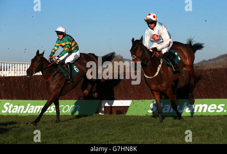 Bold Henry, geritten von Tony McCoy (links) und Karinga Dancer, geritten von Noel Fehily in der Jenny Mold Memorial Handicap Chase am zweiten Tag der International auf der Cheltenham Racecourse, Cheltenham. Stockfoto