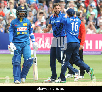 Englands Liam Plunkett (Mitte) feiert mit Eoin Morgan nach Bowling Sri Lankas Kusal Mendis gefangen von Alex Hales für 53 Läufe während der Royal London One Day International Series auf dem County Ground, Bristol. Stockfoto