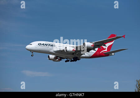 Quants Airbus 380-841 serielle Reg VH-OQB Ankunft über Heathrow Airport London, UK.  SCO 10.453. Stockfoto