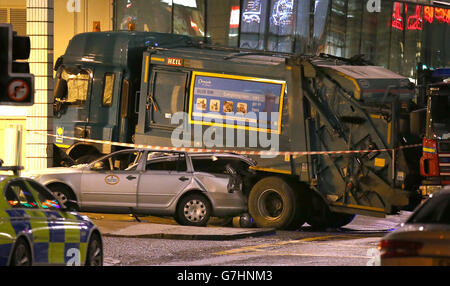 Die Szene auf dem George Square in Glasgow, nachdem es verstanden wurde, stürzte ein Müllwagen in eine Gruppe von Fußgängern, die sechs Menschen tot gelassen hat. Stockfoto