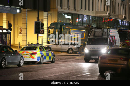 Die Szene auf dem George Square in Glasgow, nachdem es verstanden wurde, stürzte ein Müllwagen in eine Gruppe von Fußgängern, die sechs Menschen tot gelassen hat. Stockfoto