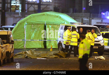 Die Szene auf dem George Square in Glasgow, nachdem es verstanden wurde, stürzte ein Müllwagen in eine Gruppe von Fußgängern, die sechs Menschen tot gelassen hat. Stockfoto