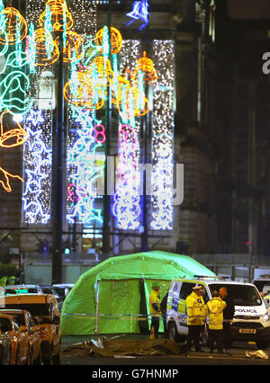 Die Szene auf dem George Square in Glasgow, nachdem es verstanden wurde, stürzte ein Müllwagen in eine Gruppe von Fußgängern, die sechs Menschen tot gelassen hat. Stockfoto