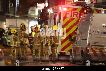 Feuerwehrleute vor Ort am George Square in Glasgow, nachdem ein außer Kontrolle gerades Müllwagen durch Straßen mit Weihnachtskäufern gedrängt und sechs Menschen getötet und sieben weitere schwer verletzt hatte. Stockfoto