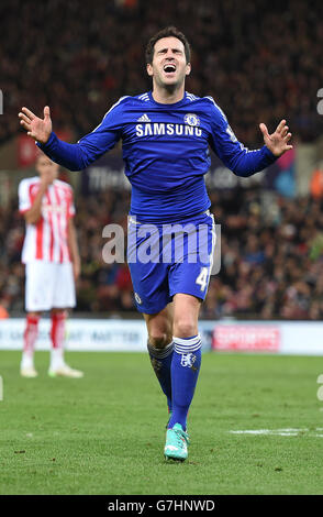 Chelsea Cesc Fabregas feiert Scoring seiner Seiten zweiten Tor des Spiels während der Barclays Premier League Spiel im Britannia Stadium, Stoke. Stockfoto