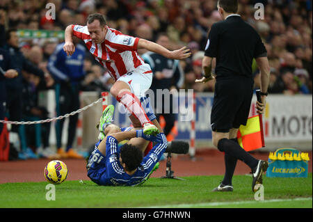 Chelsea's Diego Costa (links) und Stoke City's Charlie Adam (rechts) kämpfen während des Barclays Premier League-Spiels im Britannia Stadium, Stoke, um den Ball. Stockfoto