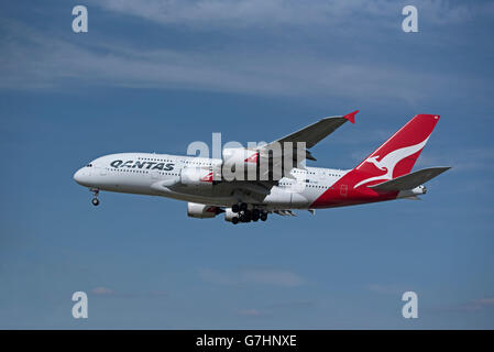 Quants Airbus 380-841 serielle Reg VH-OQB Ankunft über Heathrow Airport London, UK.  SCO 10.455. Stockfoto