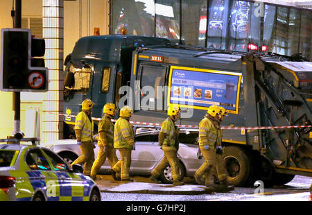 Die Szene auf dem George Square in Glasgow, nachdem es verstanden wurde, stürzte ein Müllwagen in eine Gruppe von Fußgängern, die sechs Menschen tot gelassen hat. Stockfoto