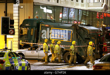 Die Szene auf dem George Square in Glasgow, nachdem es verstanden wurde, stürzte ein Müllwagen in eine Gruppe von Fußgängern, die sechs Menschen tot gelassen hat. Stockfoto