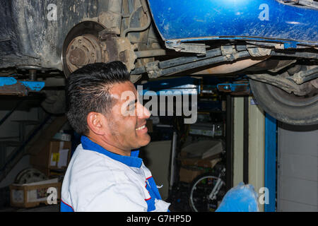 Automotive-Spezialisten einstellen eines Motors in seiner Garage, Nahaufnahme von einem erfahrenen Mechaniker Wartung eines Autos in seiner Werkstatt – Co Stockfoto