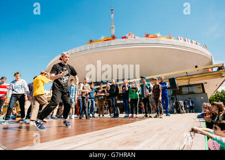 Gomel, Weißrussland - 9. Mai 2014: Kampf-Tanz-Jugend-Mannschaften. Straßenkünstler Pause Tänze für das Publikum Stockfoto