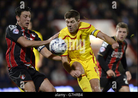 Steven Gerrard von Liverpool und Tommy Elphick von AFC Bournemouth (links) kämpfen während des Capital One Cup Quarter Final im Goldsands Stadium, Bournemouth, um den Ball. DRÜCKEN SIE VERBANDSFOTO. Bilddatum: Mittwoch, 17. Dezember 2014. Siehe PA Geschichte FUSSBALL Bournemouth. Bildnachweis sollte lauten: Andrew Matthews/PA Wire. Stockfoto