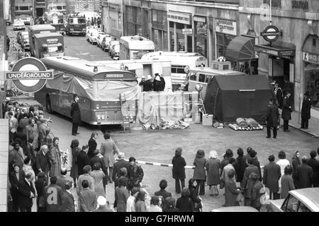 Der abgesperrte Bereich außerhalb der Station von Moorgate, während die Rettungsteams weiterhin versuchen, die eingeklemmten Körper aus dem zerstörten Frontwagen des Katastrophenzuges zu befreien. Stockfoto