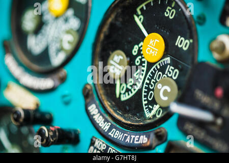 Nahaufnahme der einige Instrumente im Cockpit der großen Hubschrauber Mil Mi-24. Die Inschrift unter dem Armaturenbrett - das rechte Triebwerk. Stockfoto