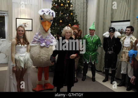 Die Herzogin von Cornwall trifft sich während des dritten Tages der Olympia London International Horse Show im Olympia Exhibition Centre in London mit den Darstellern des Weihnachtsfinales. Stockfoto