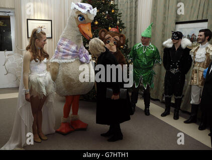 Die Herzogin von Cornwall trifft sich während des dritten Tages der Olympia London International Horse Show im Olympia Exhibition Centre in London mit den Darstellern des Weihnachtsfinales. Stockfoto