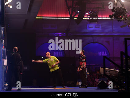 Darts - 2014 William Hill World Darts Championship - Tag 1 - Alexandra Palace. Der Holländer Michael van Gerwen (links) während der William Hill World Darts Championship im Alexandra Palace, London. Stockfoto