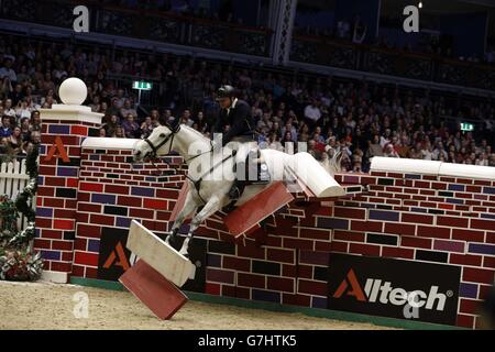 Pferdesport - 2014 Olympia London International Horse Show - Tag drei - Olympia Exhibition Centre Stockfoto