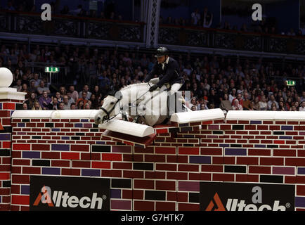 Österreichs Markus Saurugg beim „What Ever“ im Alltech Christmas Puissance am dritten Tag der Olympia London International Horse Show im Olympia Exhibition Centre, London. Stockfoto