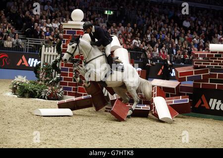 Pferdesport - 2014 Olympia London International Horse Show - Tag drei - Olympia Exhibition Centre Stockfoto