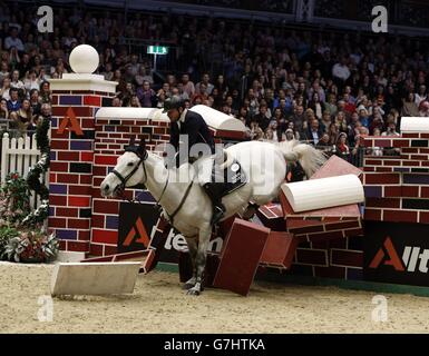 Österreichs Markus Saurugg beim „What Ever“ im Alltech Christmas Puissance am dritten Tag der Olympia London International Horse Show im Olympia Exhibition Centre, London. Stockfoto