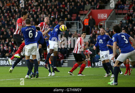 Southampton's Jose Fonte (ganz links) führt den Ball in Richtung Tor, bevor Evertons Romelu Lukaku (Dritter von links, Nr. 10) ein eigenes Tor schießt Stockfoto