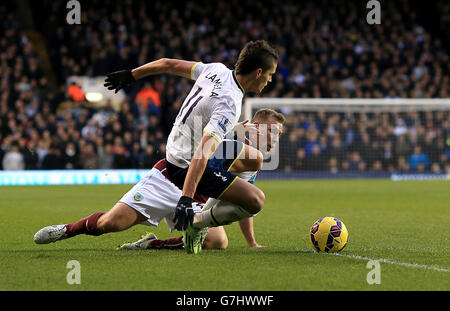 Fußball - Barclays Premier League - Tottenham Hotspur gegen Burnley - White Hart Lane. Erik Lamela von Tottenham Hotspur und Scott Arfield von Burnley (hinten) kämpfen um den Ball Stockfoto