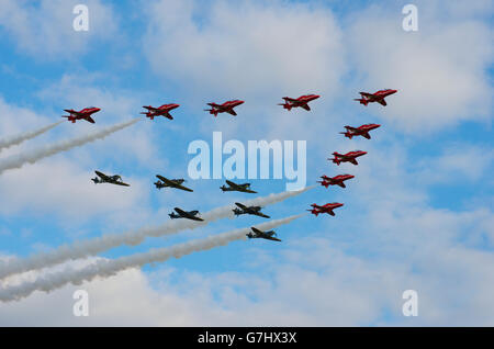 Red Arrows in Bildung mit RAF Battle of Britain Kämpfer Stockfoto