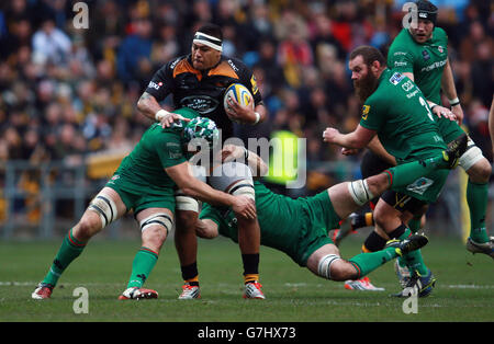 Rugby Union - Aviva Premiership - London Wasps gegen London Irish - Ricoh Arena. Wesps Nathan Hughes wird von den Londoner Iren Sean Cox und Luke Narraway während des Premiership-Spiels von Aviva in der Ricoh Arena in Coventry angegangen. Stockfoto