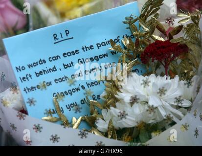 Florale Tribute wurden in der Ingram Street in Glasgow hinterlassen, als die Polizei die Kordeln am gestrigen Absturzort des Müllwagens in Glasgow abnahm. Stockfoto