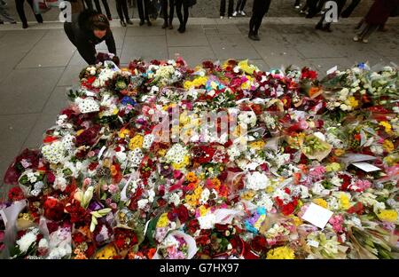 Florale Tribute wurden in der Ingram Street in Glasgow hinterlassen, als die Polizei die Kordeln am gestrigen Absturzort des Müllwagens in Glasgow abnahm. Stockfoto