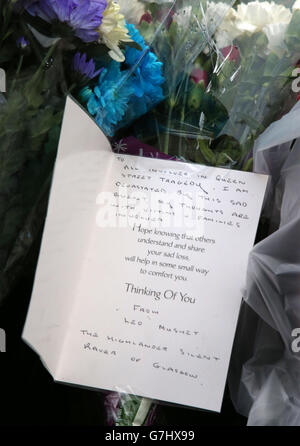 Florale Tribute wurden in der Ingram Street in Glasgow hinterlassen, als die Polizei die Kordeln am gestrigen Absturzort des Müllwagens in Glasgow abnahm. Stockfoto