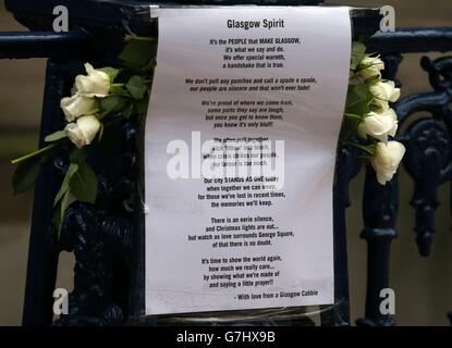 Florale Tribute wurden in der Ingram Street in Glasgow hinterlassen, als die Polizei die Kordeln am gestrigen Absturzort des Müllwagens in Glasgow abnahm. Stockfoto