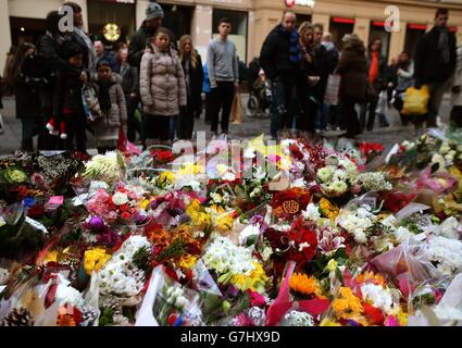 Florale Tribute wurden in der Ingram Street in Glasgow hinterlassen, als die Polizei die Kordeln am gestrigen Absturzort des Müllwagens in Glasgow abnahm. Stockfoto