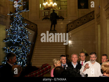 Martin McGuinness von Sinn Fein (dritte links) und Gerry Adams (fünfte links) sprechen nach Abschluss der politischen Gespräche in der Großen Halle im Parlamentsgebäude in Stormont mit den Medien. DRÜCKEN SIE VERBANDSFOTO. Bilddatum: Dienstag, 23. Dezember 2014. Siehe PA Story ULSTER Politik. Das Foto sollte lauten: Brian Lawless/PA Wire Stockfoto