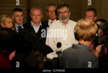 Martin McGuinness von Sinn Fein (dritte links) und Gerry Adams (fünfte links) sprechen nach Abschluss der politischen Gespräche in der Großen Halle im Parlamentsgebäude in Stormont mit den Medien. DRÜCKEN SIE VERBANDSFOTO. Bilddatum: Dienstag, 23. Dezember 2014. Siehe PA Story ULSTER Politik. Das Foto sollte lauten: Brian Lawless/PA Wire Stockfoto