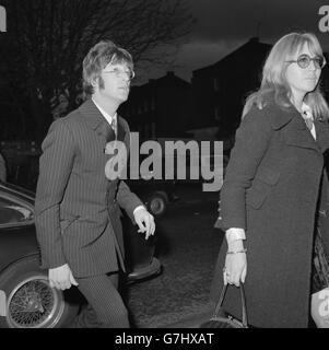 John Lennon von den Beatles und seine Frau Cynthia kommen in der New London Synagogue in St. John's Wood, London, an, um an der Gedenkfeier für Brian Epstein, den Mann, der die Gruppe und viele andere führende Popstars leitete, teilzunehmen. Stockfoto