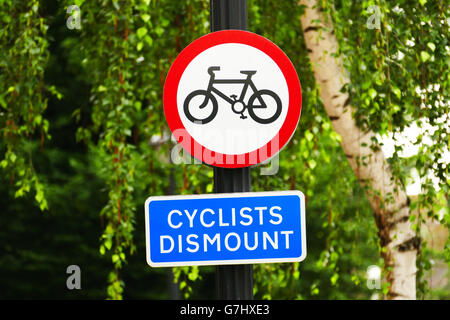 "Kein Radfahren" auf dem Bürgersteig Schild, Wanstead, London E11 Stockfoto