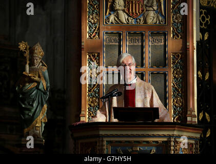 Hochwürden Dr. Robert Willis, Dekan der Kathedrale von Canterbury, hält während des Weihnachtsdienstes eine Predigt in der Kathedrale von Canterbury, Kent, nachdem der Erzbischof von Canterbury wegen Krankheit nicht anwesend sein konnte. Stockfoto