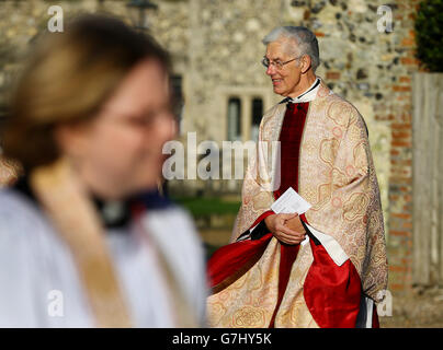 Hochwürden wie Dr. Robert Willis, Dekan der Kathedrale von Canterbury, trifft in der Kathedrale von Canterbury, Kent, zum Weihnachtsdienst ein, nachdem der Erzbischof von Canterbury wegen Krankheit nicht anwesend sein konnte. Stockfoto