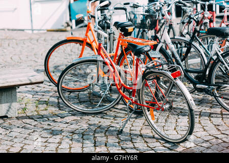 Helsinki, Finnland - 27. Juli 2014: Geparkte Fahrräder auf Bürgersteig. Fahrrad Fahrrad-Parken In der Stadt Stockfoto