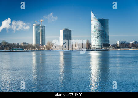 Gebäude am Ufer der Daugava Fluß in Riga, Lettland Stockfoto