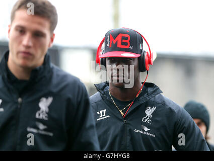 Der Liverpooler Mario Balotelli trifft während des Spiels der Barclays Premier League in Turf Moor, Burnley, am Boden ein. Stockfoto