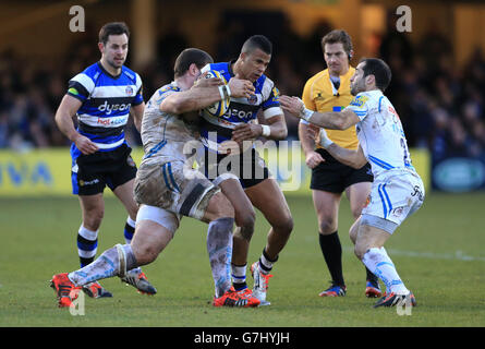 Anthony Watson von Bath Rugby wird von Exeter Chiefs Dave Ewers (links) und Haydn Thomas (rechts) während des Spiels der Aviva Premiership am Recreation Ground in Bath angegangen. Stockfoto